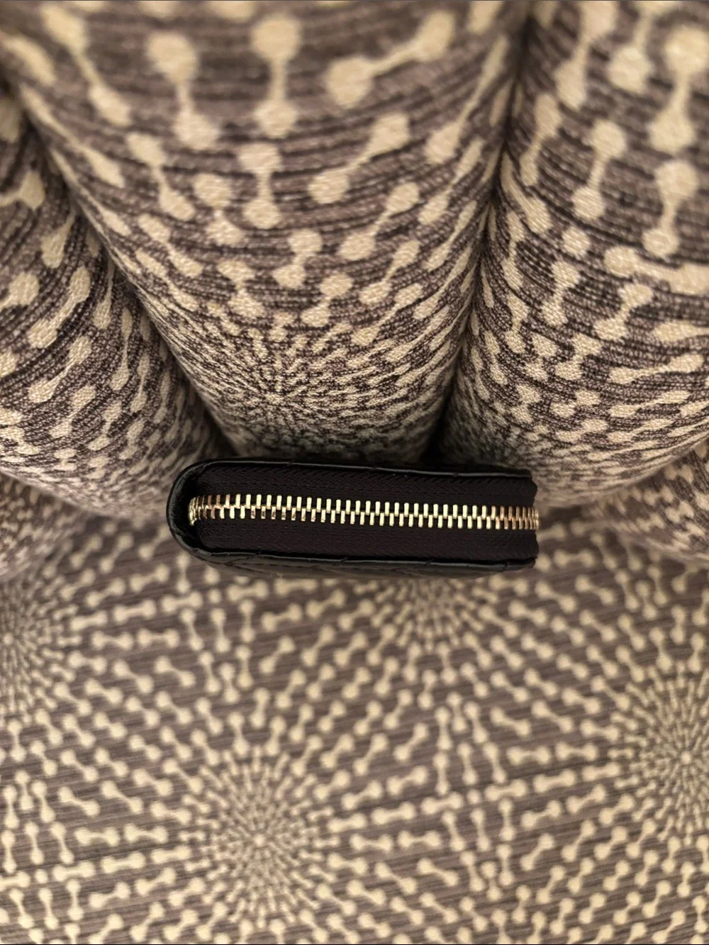 Guess Quilted Black Compact Wallet Clutch Purse Zip Around Like New